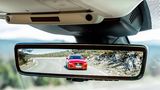 Das Videobild nach Hinten wird im Jaguar XE in den Rückspiegel eingeblendet