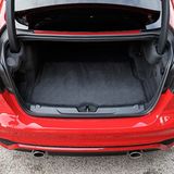 Der Kofferraum im Jaguar XE fällt von der Größe her eher bescheiden aus