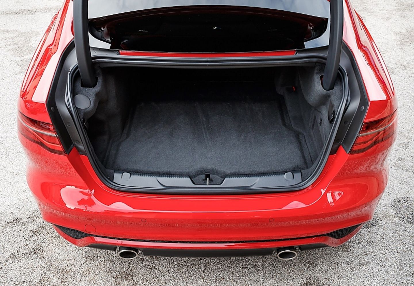 Der Kofferraum im Jaguar XE fällt von der Größe her eher bescheiden aus