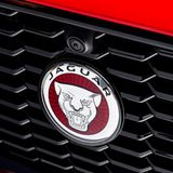 Das Gitter des Kühlergrills im Jaguar XE wurde ebenfalls neu gestaltet