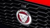 Das Gitter des Kühlergrills im Jaguar XE wurde ebenfalls neu gestaltet