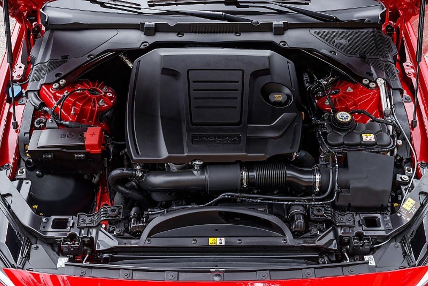 Der Motor im Jaguar XE P300 liefert 300 PS