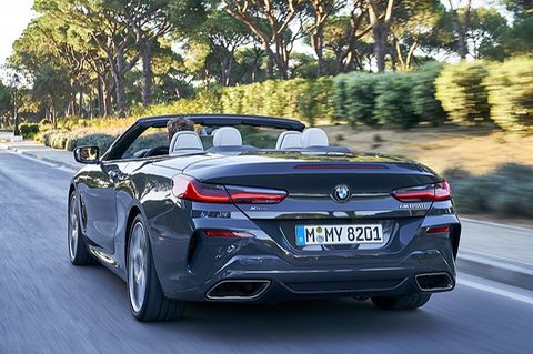 BMW M 850i Cabrio xDrive - das Heck ist breit und zeigt die Leistung ohne Scham