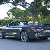 BMW M 850i Cabrio xDrive - die Sahneseite ist von hinten schräg links oder rechts