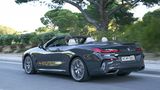 BMW M 850i Cabrio xDrive - die Sahneseite ist von hinten schräg links oder rechts
