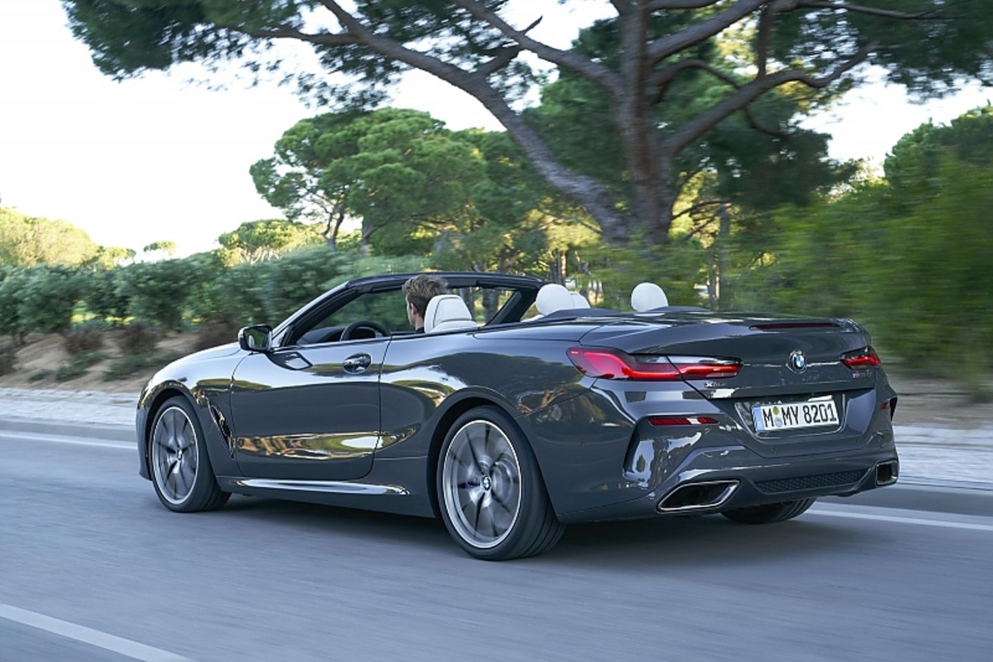 BMW M 850i Cabrio xDrive - die Sahneseite ist von hinten schräg links oder rechts