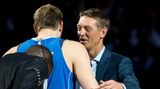 Nowitzki mit seinem Vorgänger Detlef Schrempf: Der gebürtige Leverkusener lief von 1985 bis 1989 für die Dallas Mavericks auf und spielte insgesamt 16 Jahre in der NBA. Über Nowitzki sagt Schrempf: "Nicht nur was er für den deutschen Basketball, den US-Basketball, den weltweiten Basketball gemacht hat, ist super, sondern er ist einfach ein guter Mensch."