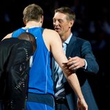 Nowitzki mit seinem Vorgänger Detlef Schrempf: Der gebürtige Leverkusener lief von 1985 bis 1989 für die Dallas Mavericks auf und spielte insgesamt 16 Jahre in der NBA. Über Nowitzki sagt Schrempf: "Nicht nur was er für den deutschen Basketball, den US-Basketball, den weltweiten Basketball gemacht hat, ist super, sondern er ist einfach ein guter Mensch."