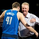 Neben dem 62 Jahre alten Bird und Pippen waren auch die früheren Basketball-Superstars Charles Barkley, Shawn Kemp und der Deutsche Detlef Schrempf ins American Airlines Center gekommen, um Nowitzki zu ehren.