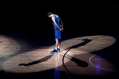 Eine letzte Verbeugung vor den Fans. "Es war eine unglaubliche Reise", sagt Nowitzki nach dem Heimpiel. "Ich bin froh, dass die Saison vorbei ist und dass jetzt mein anderes Leben beginnt."
