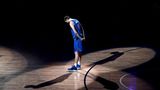 Eine letzte Verbeugung vor den Fans. "Es war eine unglaubliche Reise", sagt Nowitzki nach dem Heimpiel. "Ich bin froh, dass die Saison vorbei ist und dass jetzt mein anderes Leben beginnt."