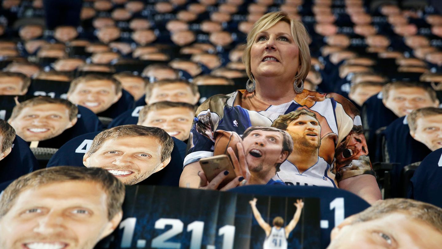 "Wir sind Dirk": Auch die Fans in Dallas beteiligten sich an der Abschiedsshow.