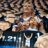 "Wir sind Dirk": Auch die Fans in Dallas beteiligten sich an der Abschiedsshow.