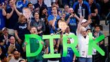 Die Zuschauer in Dallas lassen keine Zweifel darüber aufkommen, an wem ihr Herz hängt. Mit seinen 30 Punkten gegen die Suns ist "Dirkules" der älteste Spieler der NBA-Geschichte, der die 30-Punkte-Marke in der regulären Saison mit 40 oder älter knackte. Zuvor war dies nur viermal Michael Jordan für die Washington Wizards gelungen.
