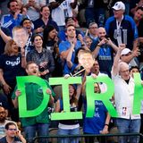 Die Zuschauer in Dallas lassen keine Zweifel darüber aufkommen, an wem ihr Herz hängt. Mit seinen 30 Punkten gegen die Suns ist "Dirkules" der älteste Spieler der NBA-Geschichte, der die 30-Punkte-Marke in der regulären Saison mit 40 oder älter knackte. Zuvor war dies nur viermal Michael Jordan für die Washington Wizards gelungen.