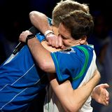 "Danke, danke, danke, danke. Es wird niemand mehr so sein wie du", lobt Cuban seinen scheidenden Superstar und umarmt ihn unter Tränen