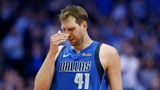 Angesichts des großen Moments und all der Zuneigung kann auch Nowitzki seine Tränen nicht länger zurückhalten. 