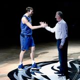 Handschlag zwischen Legenden: Dirk Nowitzki mit dem früheren Ausnahmespieler der Boston Celtics, Larry Bird, der - genau wie Nowitzki - während seiner gesamten Karriere seinem Verein treu blieb. Links steht der sechsfache NBA-Champion, Ex-Chicago-Bulls-Forward Scottie Pippen.