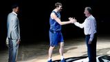 Handschlag zwischen Legenden: Dirk Nowitzki mit dem früheren Ausnahmespieler der Boston Celtics, Larry Bird, der - genau wie Nowitzki - während seiner gesamten Karriere seinem Verein treu blieb. Links steht der sechsfache NBA-Champion, Ex-Chicago-Bulls-Forward Scottie Pippen.