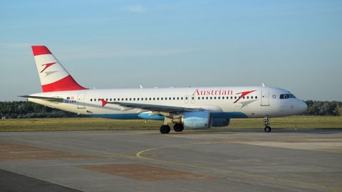 Ein Airbus A320 von Austrian Airlines rollt zum Start