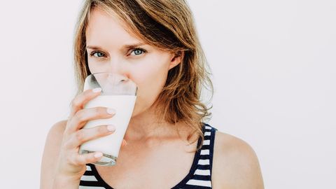 Milch: Eine Frau trinkt ein Glas