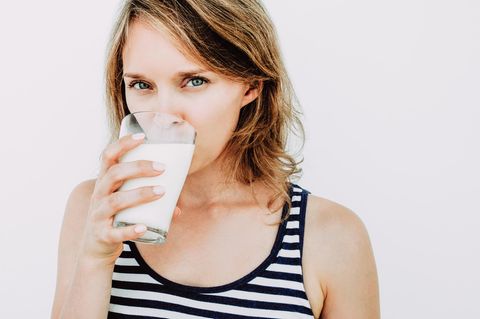Milch: Eine Frau trinkt ein Glas