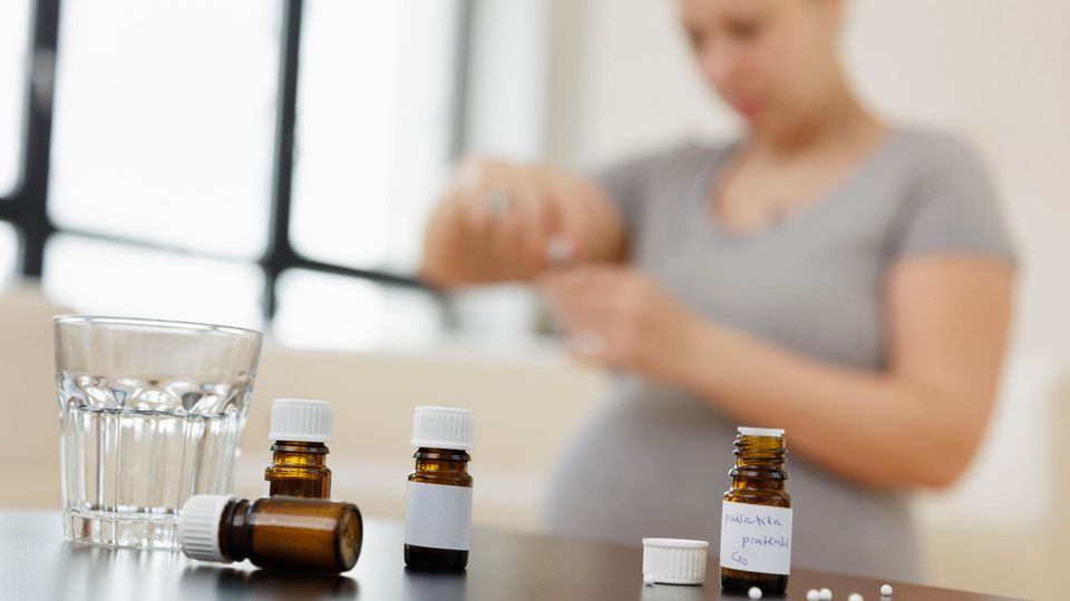 Frau nimmt Kügelchen ein