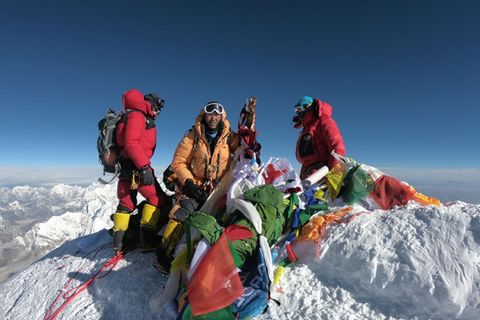 Am Ziel: Bergsteiger auf dem Gipfel des 8848 Meter hohen Mount Everest