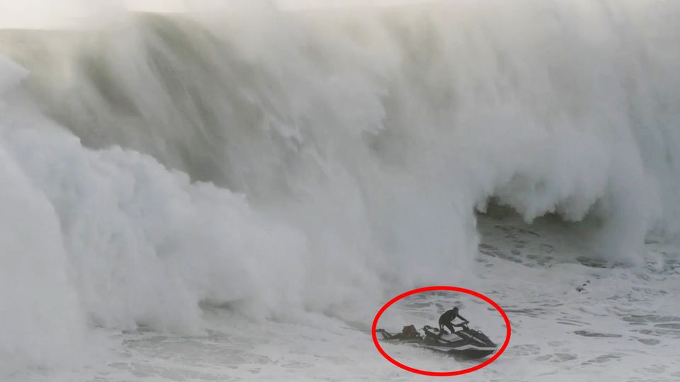 Nazaré: Surfer-Rettung per Jetski – Wie kommt man aus dieser Monsterwelle lebend raus? Nazaré: Surfer-Rettung per Jetski – Wie kommt man aus dieser Monsterwelle lebend raus?