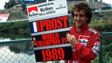 Alain Prost aus Frankreich hält nach dem Großen Preis von Japan die Tafel als Weltmeister 1989 hoch. Er gewinnt den Titel dreimal.