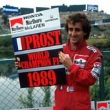 Alain Prost aus Frankreich hält nach dem Großen Preis von Japan die Tafel als Weltmeister 1989 hoch. Er gewinnt den Titel dreimal.