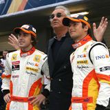 Ein dunkles Kapitel der Formel-1-Geschichte schreiben 2009 Renault-Teamchef Flavio Briatore und seine Fahrer Fernando Alonso (l.) und Nelson Piquet Jr.. Beim Grand Prix in Singapur verursacht Piquet absichtlich einen Unfall, damit Alonso, damals schon zweimaliger Weltmeister, gewinnen kann.