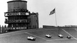 Stadtrennen gibt es schon in den frühen Jahren, und zwar auf der berühmten AVUS in Berlin. 1954 steigt hier ein Formel 1-Rennen, aber außerhalb der Wertung. Im Bild zu sehen sind die drei Silberpfeile mit Karl King (Nr. 4), der das Rennen gewinnt, Juan Manuel Fangio, dem fünfmaligen Weltmeister,  und Hans Hermann (Nr. 6). 1959 findet das einzige gewertete Rennen auf der Avus statt.