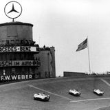 Stadtrennen gibt es schon in den frühen Jahren, und zwar auf der berühmten AVUS in Berlin. 1954 steigt hier ein Formel 1-Rennen, aber außerhalb der Wertung. Im Bild zu sehen sind die drei Silberpfeile mit Karl King (Nr. 4), der das Rennen gewinnt, Juan Manuel Fangio, dem fünfmaligen Weltmeister,  und Hans Hermann (Nr. 6). 1959 findet das einzige gewertete Rennen auf der Avus statt.