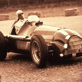Erster Sieger ist der Italiener Guiseppe Farina im Alfa Romeo, der auch Weltmeister wird. Die Saison 1950 besteht aus sieben Rennen, heute sind es dreimal mehr pro Jahr. Der Sieger bekommt nicht wie heute 25 Zähler, sondern acht Punkte. Schon damals gehören Monaco, Monza und Spa-Francorchamps zum Rennkalender. In Monza gewinnt Farina (Bild) ebenfalls.