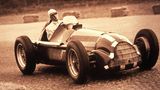 Erster Sieger ist der Italiener Guiseppe Farina im Alfa Romeo, der auch Weltmeister wird. Die Saison 1950 besteht aus sieben Rennen, heute sind es dreimal mehr pro Jahr. Der Sieger bekommt nicht wie heute 25 Zähler, sondern acht Punkte. Schon damals gehören Monaco, Monza und Spa-Francorchamps zum Rennkalender. In Monza gewinnt Farina (Bild) ebenfalls.