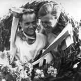 Der deutsche Rennfahrer Wolfgang Graf Berghe von Trips (r.) und sein US-amerikanischer Teamkollege Phil Hill (beide Ferrari) stehen lächelnd vor der Kamera beim Großen Preis von den Niederlanden, wo Trips vor Hill siegt In Monza verunglückt Trips und reißt 15 Zuschauer mit in den Tod.