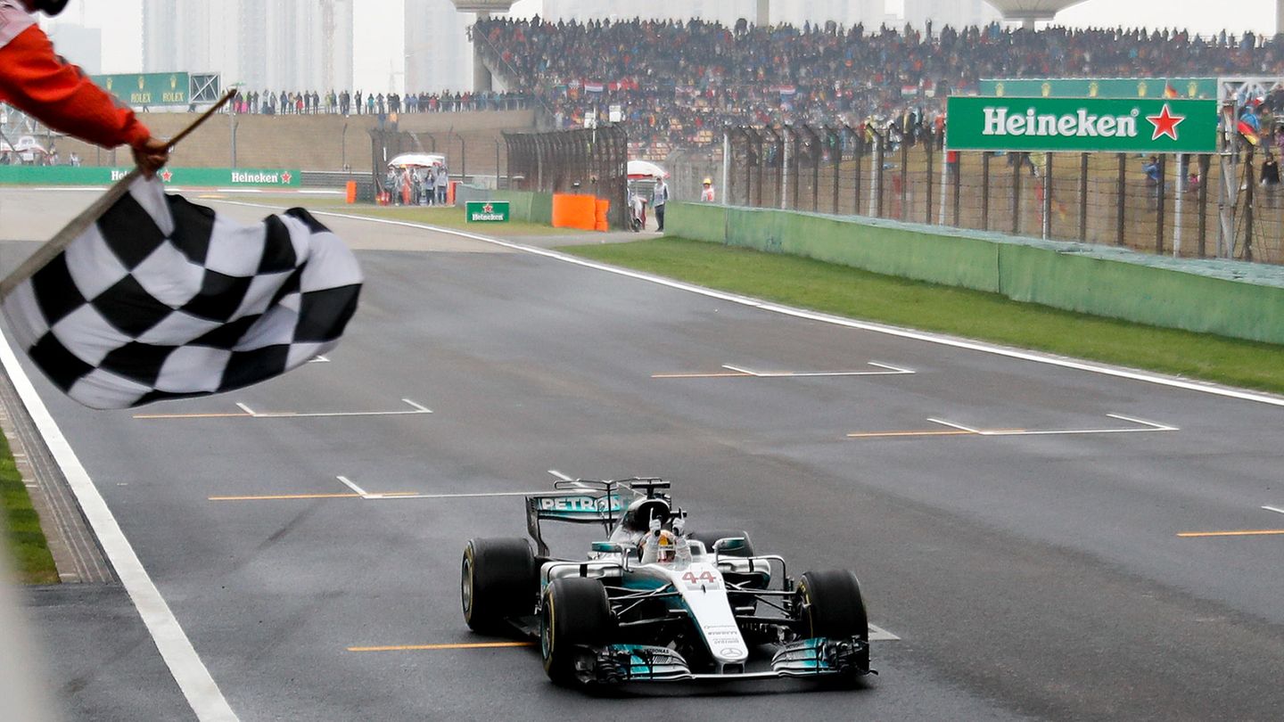 Lewis Hamilton rast 2017 über die über die Ziellinie von Shanghai. Mercedes löst Red Bull als dominierendes Team ab und stellt seit 2014 die Weltmeister, vier Mal mit Lewis Hamilton, ein Mal mit Nico Rosberg.