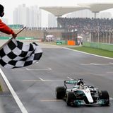Lewis Hamilton rast 2017 über die über die Ziellinie von Shanghai. Mercedes löst Red Bull als dominierendes Team ab und stellt seit 2014 die Weltmeister, vier Mal mit Lewis Hamilton, ein Mal mit Nico Rosberg.