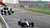 Lewis Hamilton rast 2017 über die über die Ziellinie von Shanghai. Mercedes löst Red Bull als dominierendes Team ab und stellt seit 2014 die Weltmeister, vier Mal mit Lewis Hamilton, ein Mal mit Nico Rosberg.