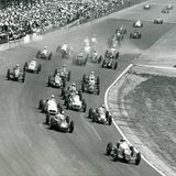 Zu den Skurrilitäten gehört es in den frühen Jahren, dass WM-Rennen beim Indianapolis 500 abgehalten werden. Es ist ein Zugeständnis des Motorsport-Weltverbandes Fia an die Amerikaner, die unbedingt ein eigenes Rennen haben wollen. Das Problem ist nur, dass die Europäer bis auf eine Ausnahme (Ascari im Jahr 1952) nicht daran teilnehmen, weil sich die Autos und der Kurs zu sehr von den europäischen Standards unterschieden.