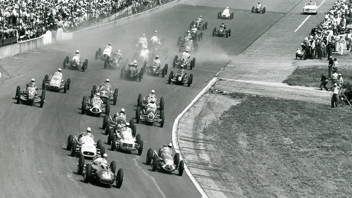 Zu den Skurrilitäten gehört es in den frühen Jahren, dass WM-Rennen beim Indianapolis 500 abgehalten werden. Es ist ein Zugeständnis des Motorsport-Weltverbandes Fia an die Amerikaner, die unbedingt ein eigenes Rennen haben wollen. Das Problem ist nur, dass die Europäer bis auf eine Ausnahme (Ascari im Jahr 1952) nicht daran teilnehmen, weil sich die Autos und der Kurs zu sehr von den europäischen Standards unterschieden.