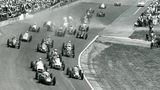 Zu den Skurrilitäten gehört es in den frühen Jahren, dass WM-Rennen beim Indianapolis 500 abgehalten werden. Es ist ein Zugeständnis des Motorsport-Weltverbandes Fia an die Amerikaner, die unbedingt ein eigenes Rennen haben wollen. Das Problem ist nur, dass die Europäer bis auf eine Ausnahme (Ascari im Jahr 1952) nicht daran teilnehmen, weil sich die Autos und der Kurs zu sehr von den europäischen Standards unterschieden.