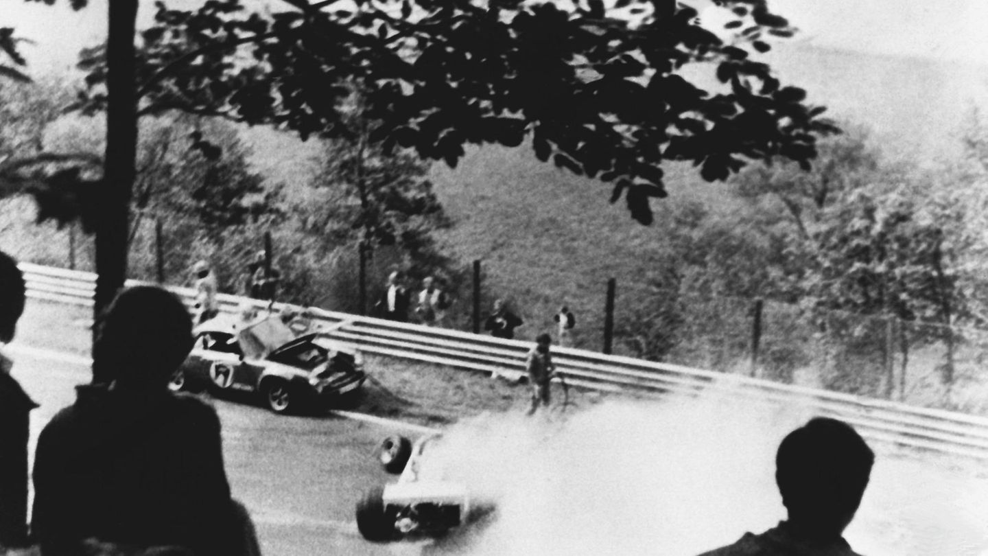 Die Formel 1 ist immer spektakulär, auch wegen ihrer Unfälle. Einer der berühmtesten ist der von Niki Lauda auf dem Nürburgring 1976. Nach einem Zusammenstoß fängt sein Ferrari Feuer.