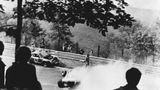 Die Formel 1 ist immer spektakulär, auch wegen ihrer Unfälle. Einer der berühmtesten ist der von Niki Lauda auf dem Nürburgring 1976. Nach einem Zusammenstoß fängt sein Ferrari Feuer.
