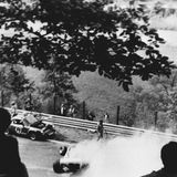 Die Formel 1 ist immer spektakulär, auch wegen ihrer Unfälle. Einer der berühmtesten ist der von Niki Lauda auf dem Nürburgring 1976. Nach einem Zusammenstoß fängt sein Ferrari Feuer.
