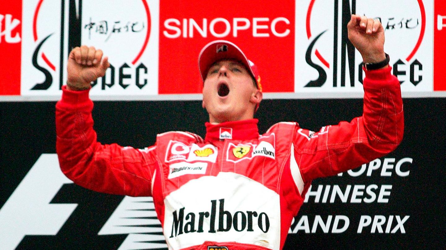 Königsklasse des Motorsports: Michael Schumacher ist mit sieben WM-Titeln und 91 Grand-Prix-Siegen bis heute der unangefochtene König der Formel 1. Seit seit seinem Ski-Unfall im Dezember 2013, bei dem er schwere Kopfverletzungen erlitt, ist er nicht mehr in der Öffentlichkeit aufgetreten. Über seinen Gesundheitszustand gibt es keine Informationen. Michael Schumacher ist mit sieben WM-Titeln und 91 Grand-Prix-Siegen bis heute der unangefochtene König der Formel 1. Seit seit seinem Ski-Unfall im Dezember 2013, bei dem er schwere Kopfverletzungen erlitt, ist er nicht mehr in der Öffentlichkeit aufgetreten. Über seinen Gesundheitszustand gibt es keine Informationen.