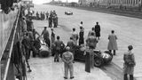 In Deutschland findet 1951 erstmals ein Formel 1-Rennen statt, und zwar auf dem Nürburgring. Im Bild zu sehen ist die Ferrari-Box während des Trainings. Ferrari-Pilot Alberto Ascari (sein Auto steht links mit der Nummer 71) gewinnt das erste Rennen in der Grünen Hölle.