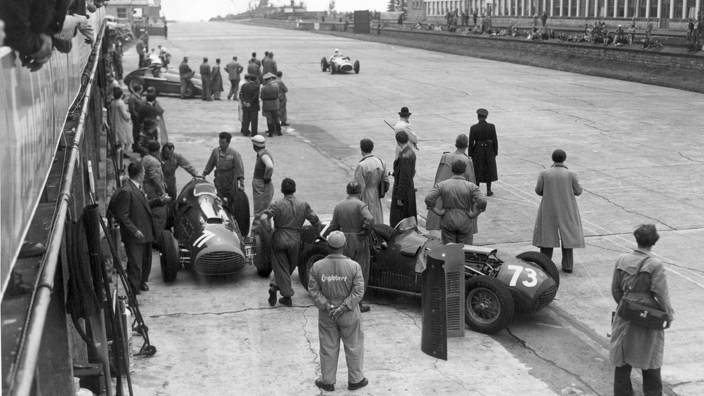 In Deutschland findet 1951 erstmals ein Formel 1-Rennen statt, und zwar auf dem Nürburgring. Im Bild zu sehen ist die Ferrari-Box während des Trainings. Ferrari-Pilot Alberto Ascari (sein Auto steht links mit der Nummer 71) gewinnt das erste Rennen in der Grünen Hölle.