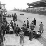 In Deutschland findet 1951 erstmals ein Formel 1-Rennen statt, und zwar auf dem Nürburgring. Im Bild zu sehen ist die Ferrari-Box während des Trainings. Ferrari-Pilot Alberto Ascari (sein Auto steht links mit der Nummer 71) gewinnt das erste Rennen in der Grünen Hölle.